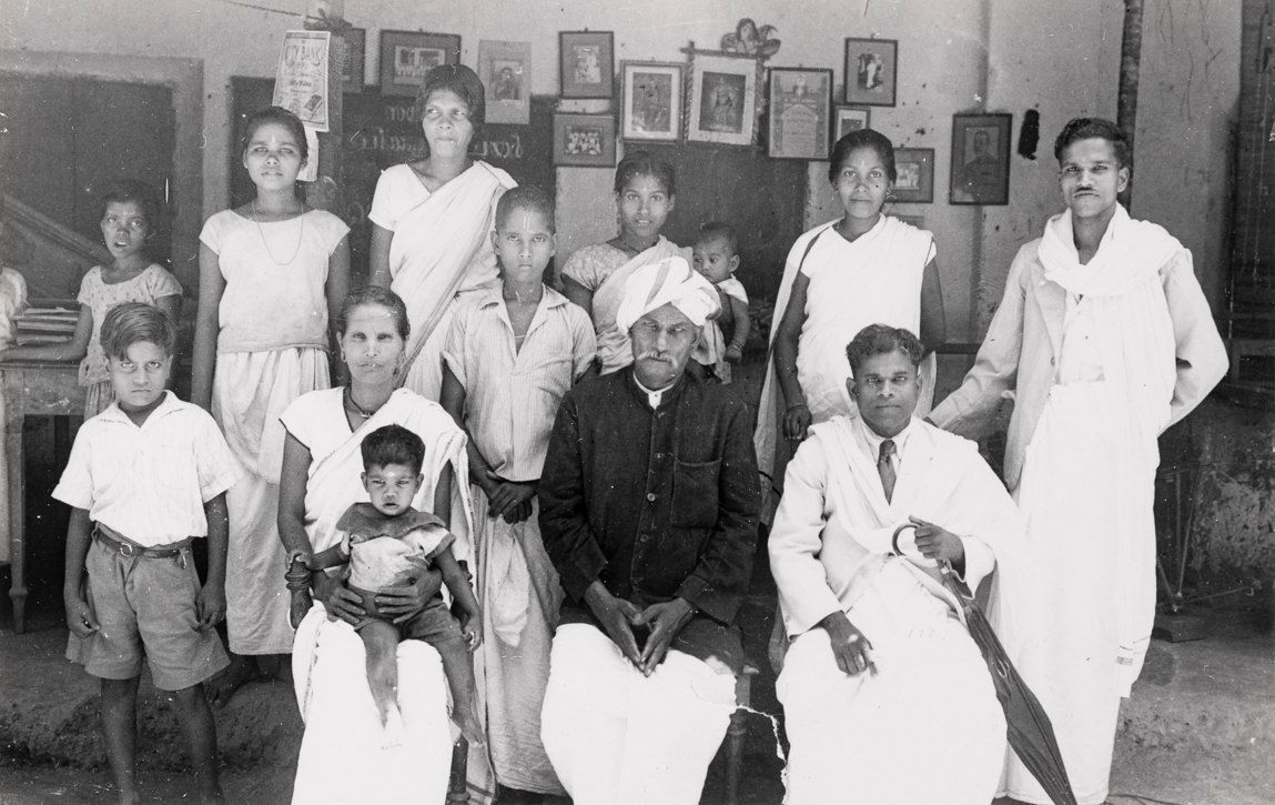 അയ്യങ്കാളി കുടുംബാംഗങ്ങളോടൊപ്പം — 1900-കളുടെ തുടക്കത്തിലെ ചരിത്രഫോട്ടോ